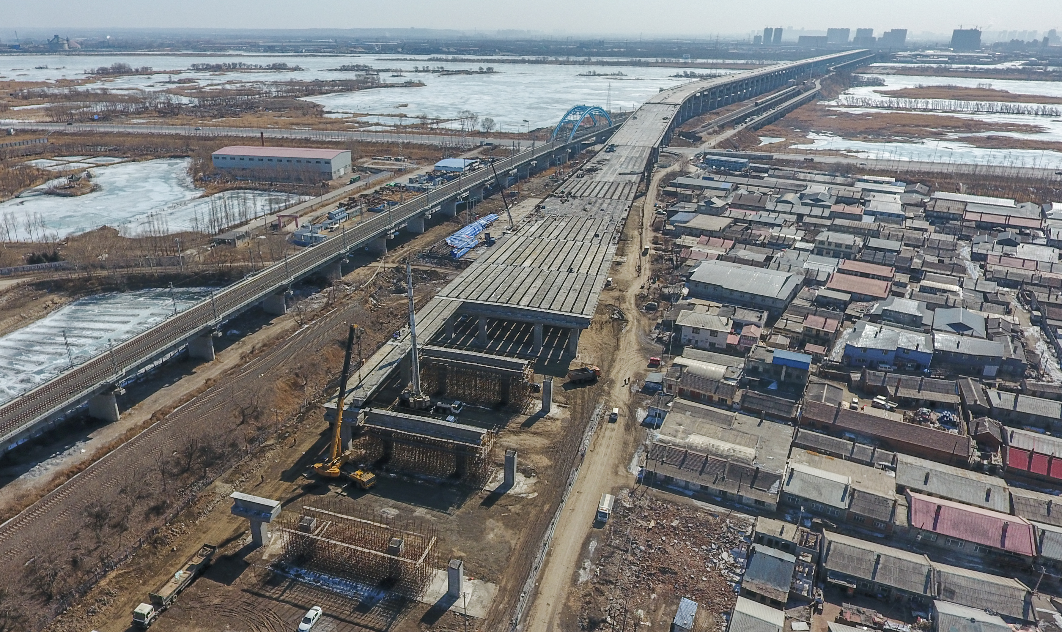 滨北线松花江公铁两用桥市政桥梁引桥工程开始吊装箱梁