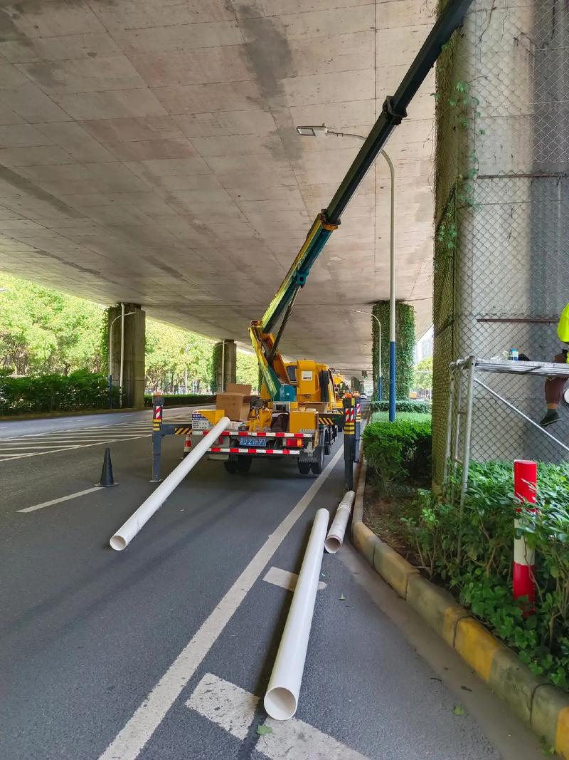 市政工程中高空作业车在安装下水管现场的应用
